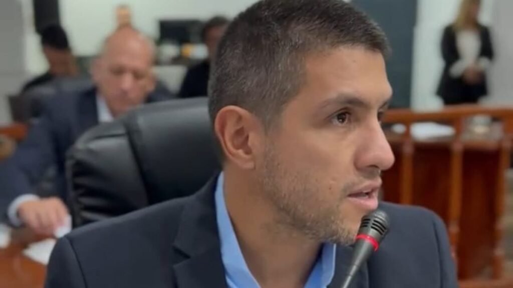 Diego Figueroa: “Banda de rectores con choferes”