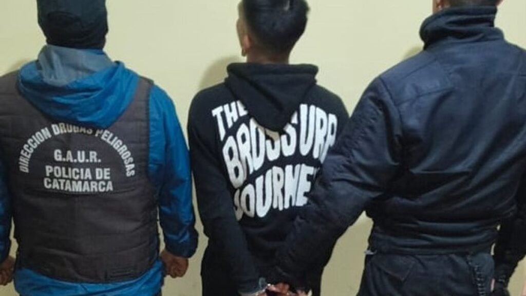 Joven detenido con 8 cigarrillos de marihuana Joven detenido con 8 cigarrillos de marihuana