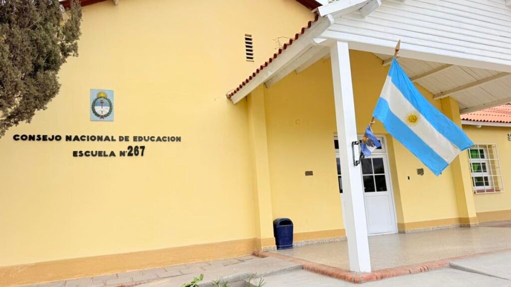 Obras frenadas, patio abandonado, y cargos docentes sin cubrir