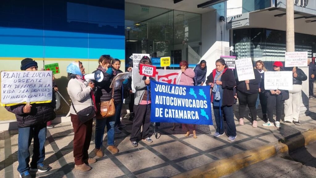 Jubilados autoconvocados marchan contra la desfinanciación del PAMI Jubilados autoconvocados marchan contra la desfinanciación del PAMI