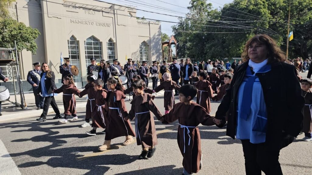 Realizaron el desfile cívico por el Bicentenario del natalicio del Beato Esquiú