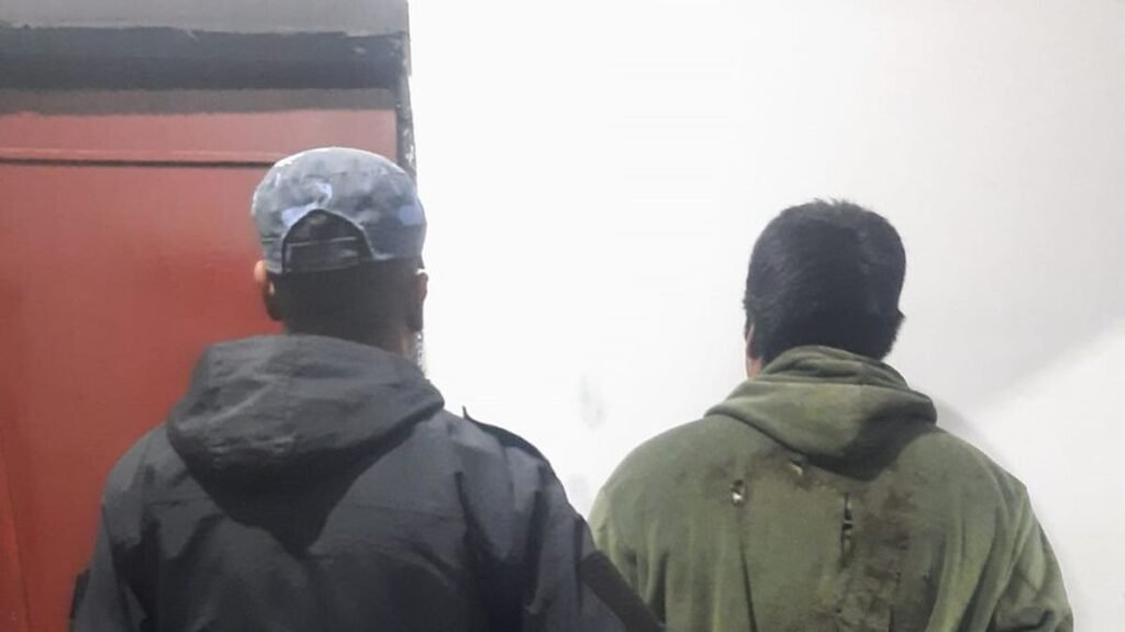 Detuvieron a un hombre acusado de provocar un incendio intencional en una casa y darse a la fuga en moto
