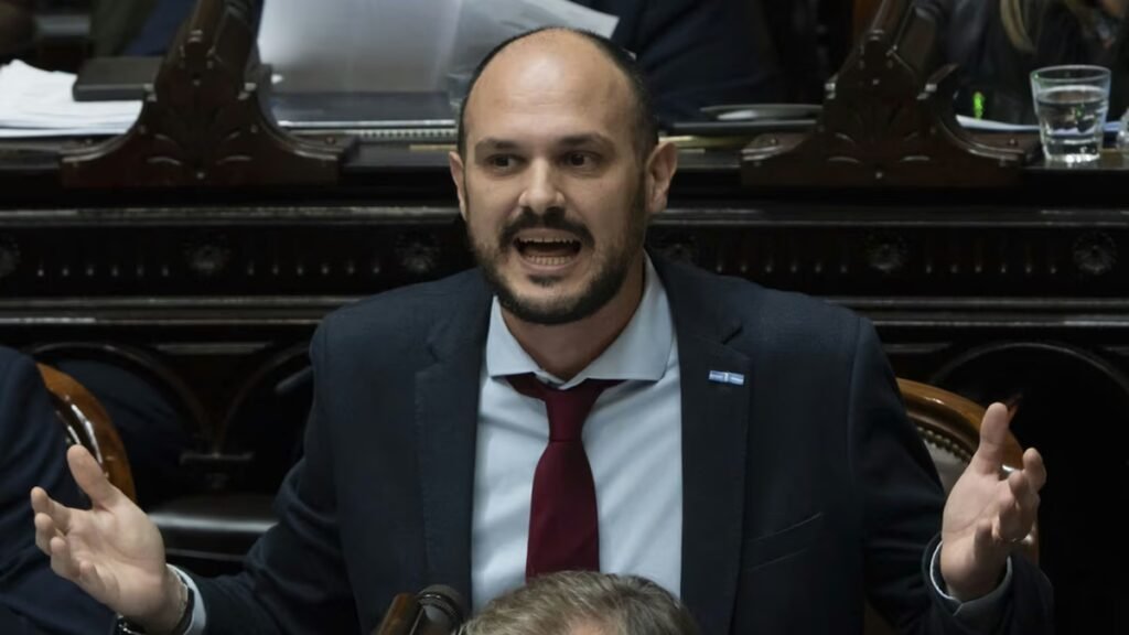Diputado peronista tilda de “borderline” a Milei y desata el cruce con legisladores libertarios