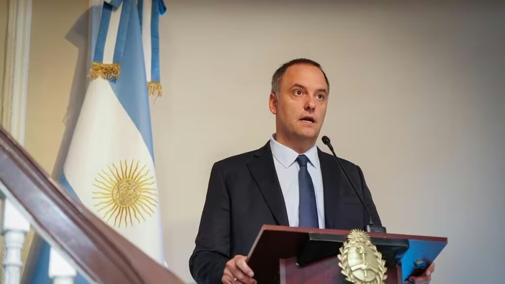 Piden la detención de Manuel Adorni por “apretar a un testigo”