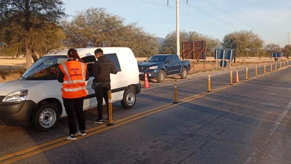 “Alerta Sofía Argentina”: Personal de la Policía de Catamarca se suma a la búsqueda de la adolescente Agostina Vega “Alerta Sofía Argentina”: Personal de la Policía de Catamarca se suma a la búsqueda de la adolescente Agostina Vega