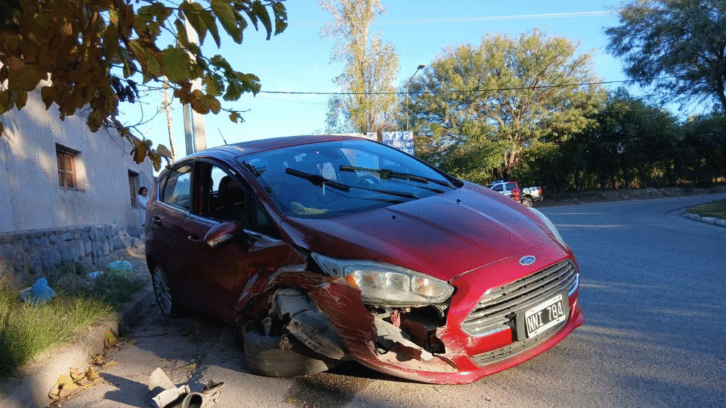 Un automóvil chocó contra una pared