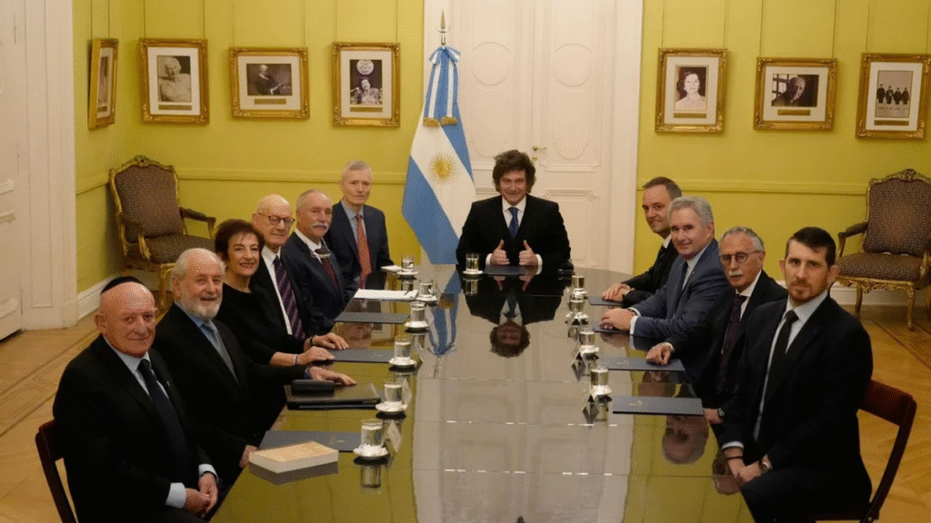 Milei se mostró junto a Adorni antes de viajar a Estados Unidos