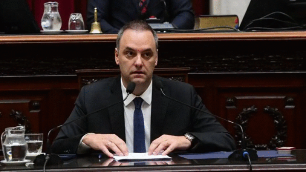 Ordenan peritar el celular del contratista que refaccionó la casa de Manuel Adorni Ordenan peritar el celular del contratista que refaccionó la casa de Manuel Adorni