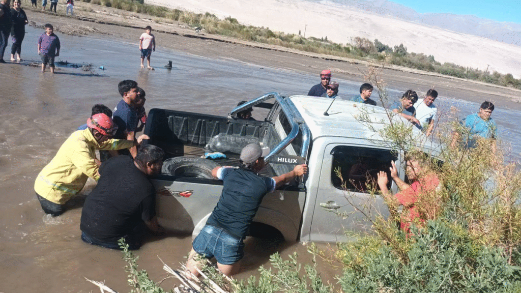 Una camioneta quedó atascada en el río Abaucán en Fiambalá