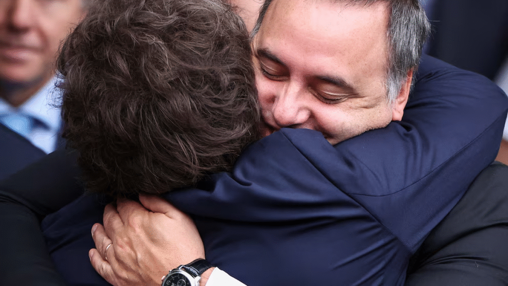 Javier Milei sin vueltas: “Ni en pedo se va Adorni”