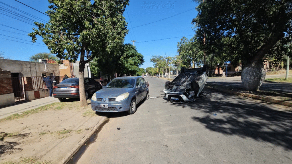 Volcó un auto en avenida Vicario Segura y el tránsito estuvo interrumpido