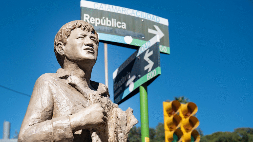 Inauguraron una escultura en homenaje al histórico canillita Ramón Iturre