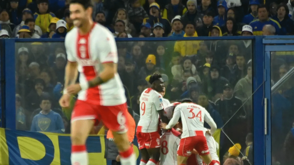 Una hincha de Huracán se infiltró entre los fanáticos de Boca en La Bombonera Una hincha de Huracán se infiltró entre los fanáticos de Boca en La Bombonera