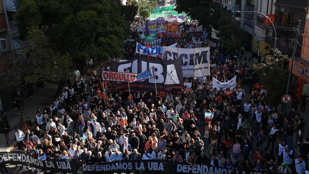 Marcha Federal Universitaria: una multitud se concentra en Plaza de Mayo