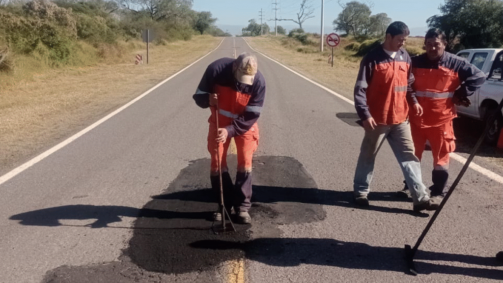 Piden circular con cuidado en la Ruta Nacional 64 por trabajos de bacheo