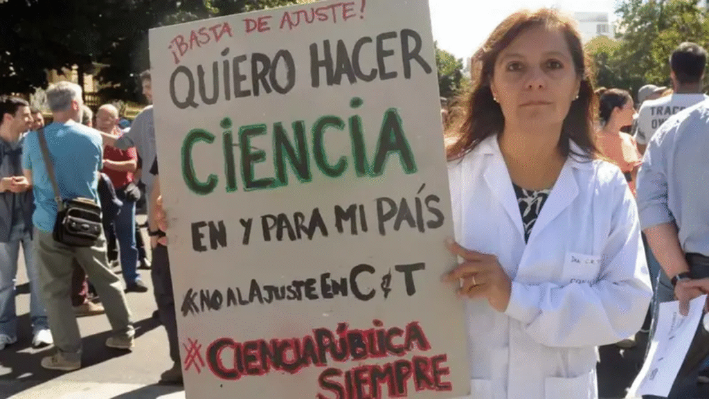 Los salarios de la ciencia y la universidad necesitarían una suba del 52% para recuperar lo perdido en la era Milei