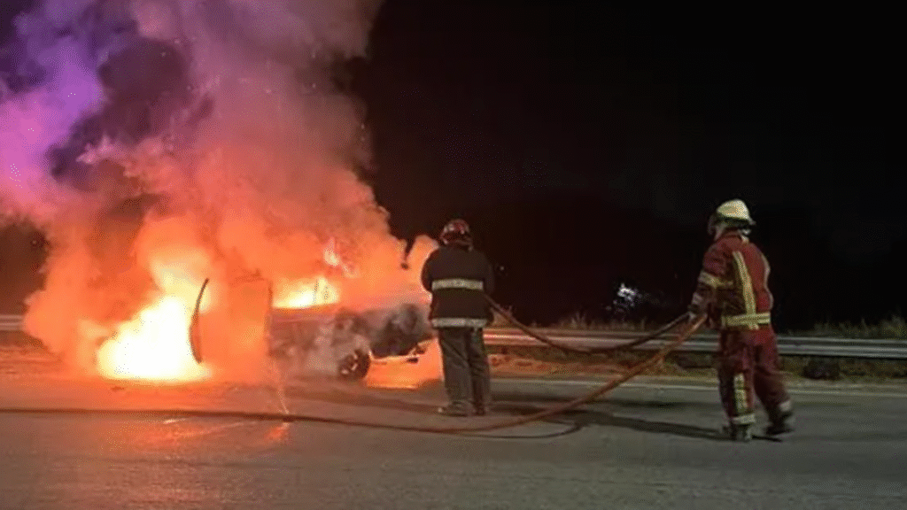 Voraz incendio destruyó un automóvil en Valle Viejo Voraz incendio destruyó un automóvil en Valle Viejo