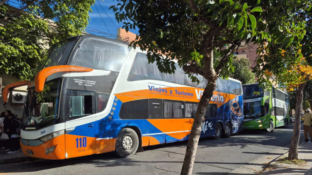 Demoraron dos colectivos de un tour de compras por violación del Código Aduanero