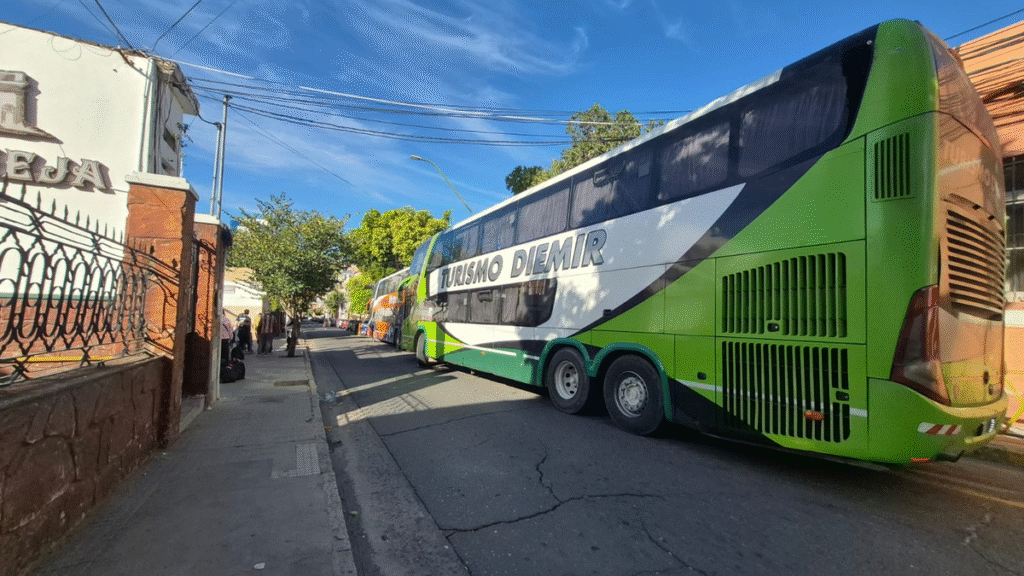 Incautan más de 5.000 artículos de contrabando en dos micros turísticos