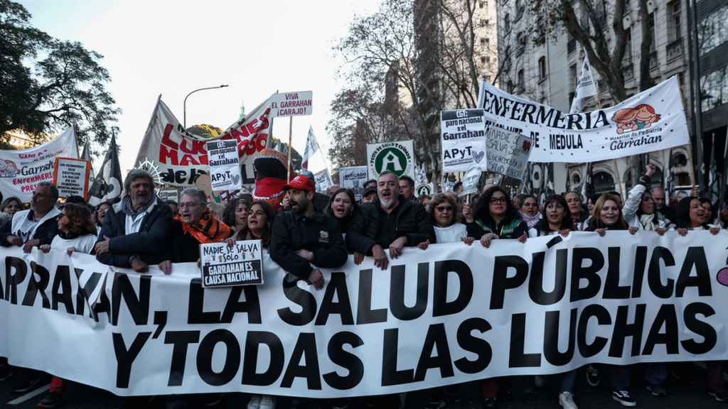 Manifestantes se movilizan hacia Plaza de Mayo en reclamo por el ajuste en la salud pública
