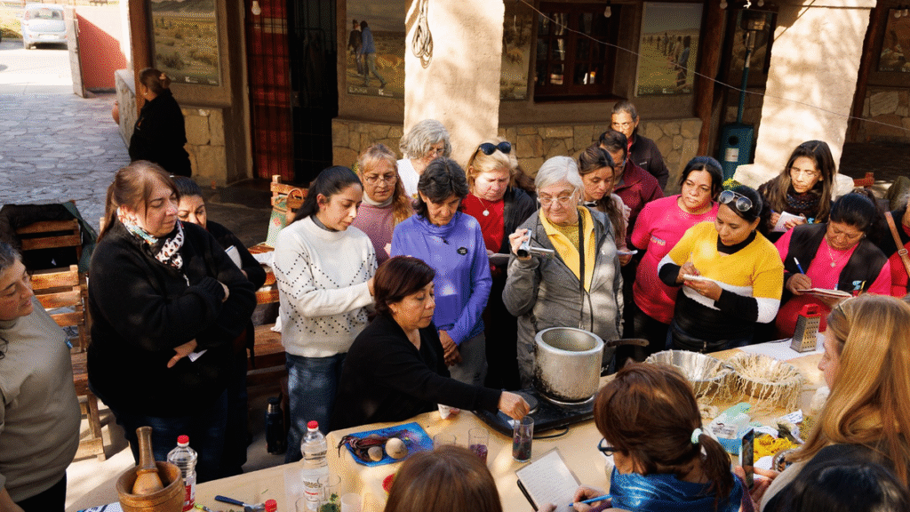 Investigadora mexicana dictó un taller de teñido sustentable para artesanos en Casa de la Puna