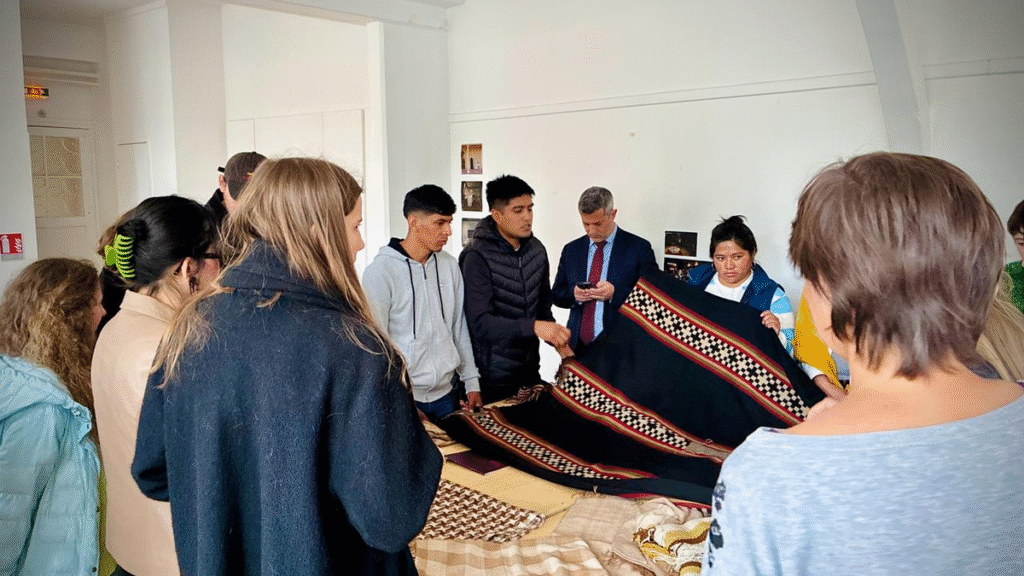Artesanos de la Ruta del Telar se capacitan en Francia en diseño y oficios textiles