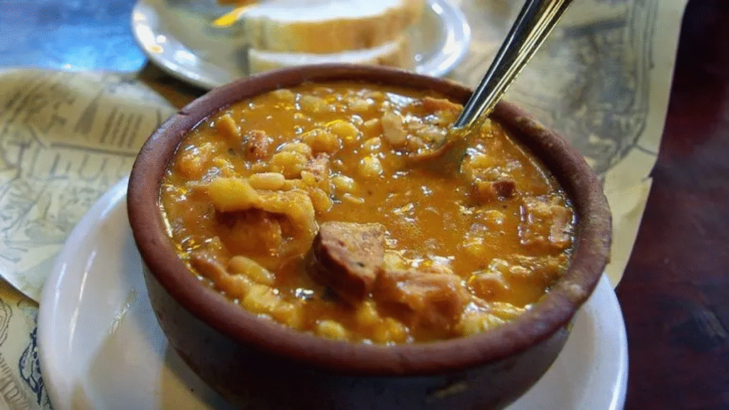 Padres de una escuela especial de Andalgalá venden locro para costear viajes médicos de sus hijos