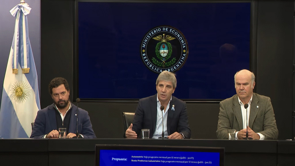 Caputo afirmó que la baja de retenciones no dependerá del nivel de recaudación