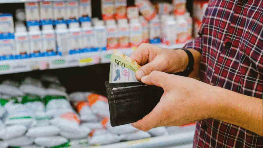 Las familias gastan menos en alimentos para cubrir gastos en impuestos y servicios