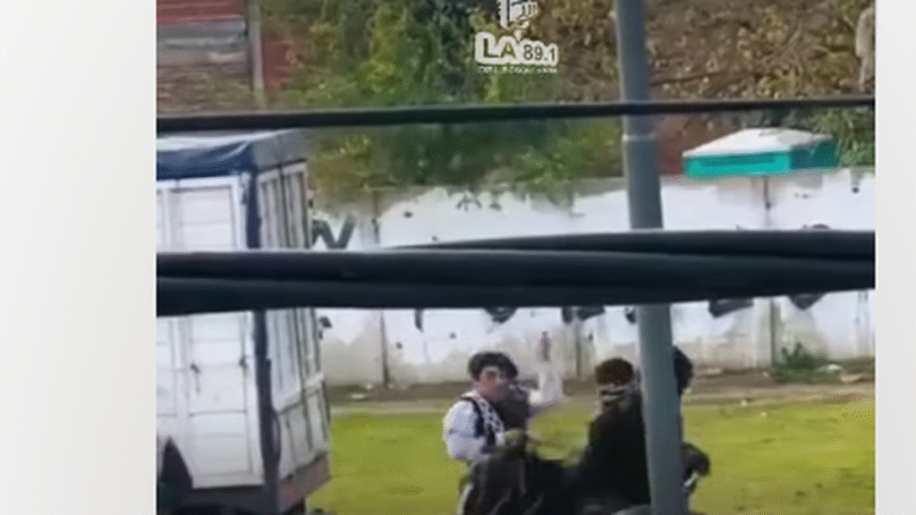Escándalo en un desfile patrio: dos jinetes se enfrentaron a rebencazos Escándalo en un desfile patrio: dos jinetes se enfrentaron a rebencazos