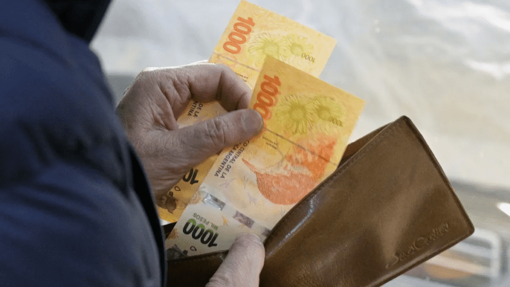El ingreso disponible cayó otro 0,4% en marzo y acumula una baja del 12% en la era Milei El ingreso disponible cayó otro 0,4% en marzo y acumula una baja del 12% en la era Milei