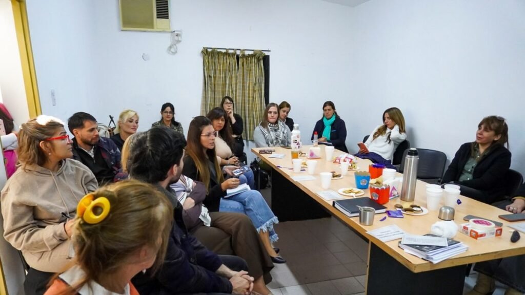 Fortalecen la línea de asistencia a mujeres, varones y diversidades en Salud Mental
