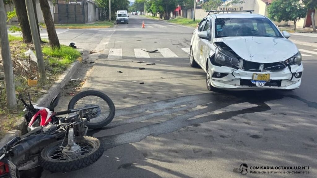 Accidente vial: motociclista impactó contra un taxi en el norte de la Capital