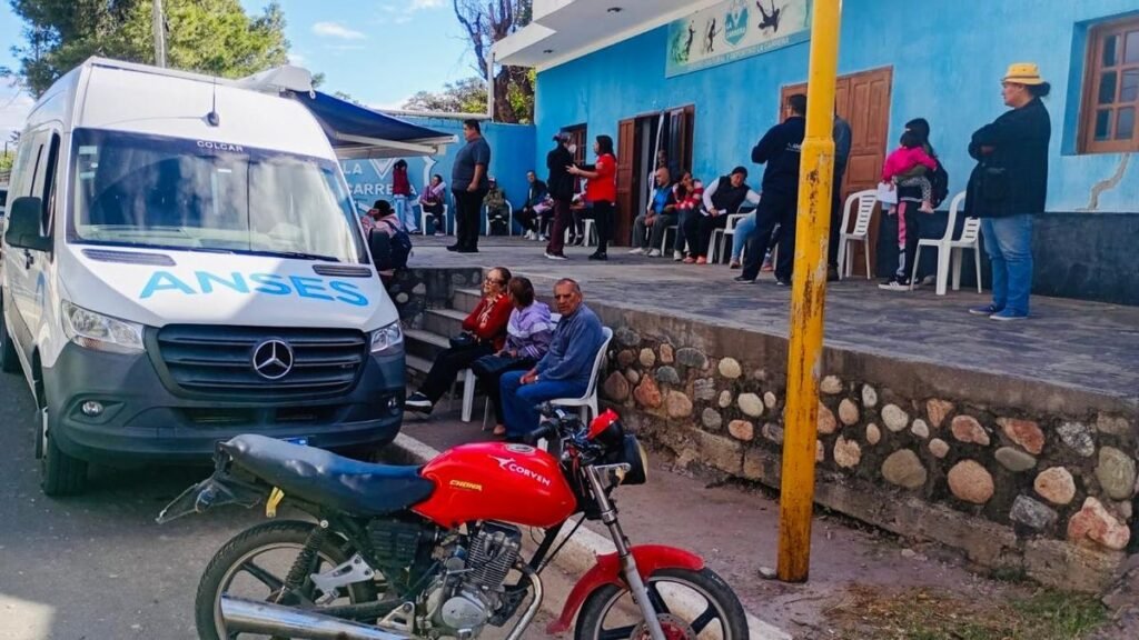 Más 400 personas se acercaron a los puntos de contacto ANSES en Capital y el interior Más 400 personas se acercaron a los puntos de contacto ANSES en Capital y el interior