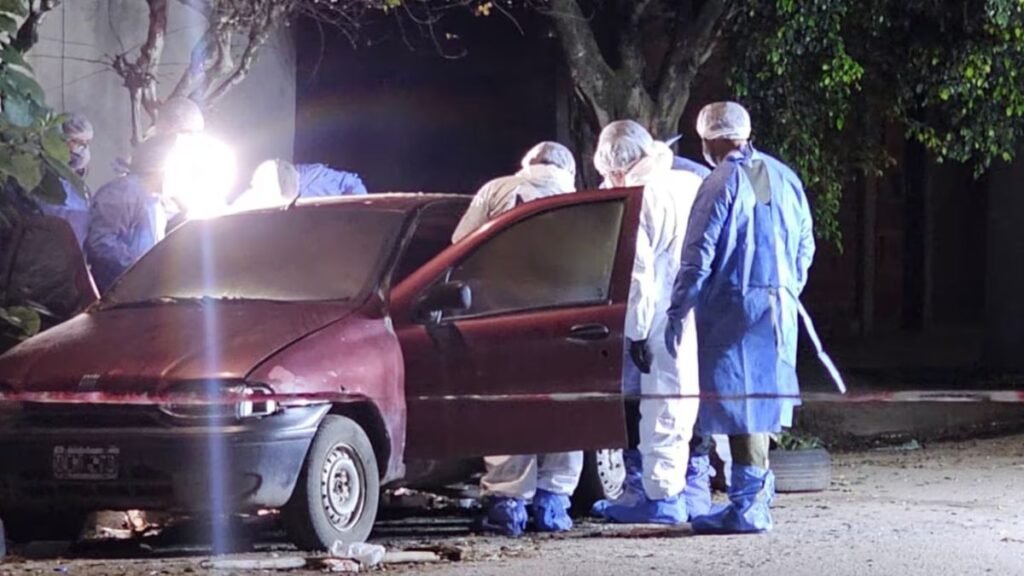 Tenía un cable atado al cuello y fue quemada dentro de un auto