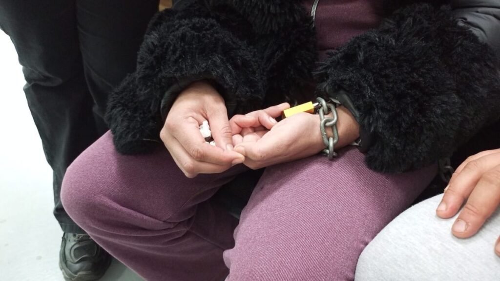 Una mujer se encadenó  en Tribunales