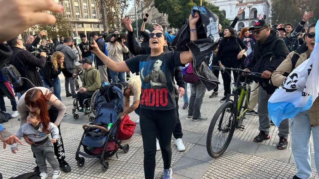 Catamarca se sumó al adiós al Indio Solari con un homenaje en la Plaza Catamarca se sumó al adiós al Indio Solari con un homenaje en la Plaza
