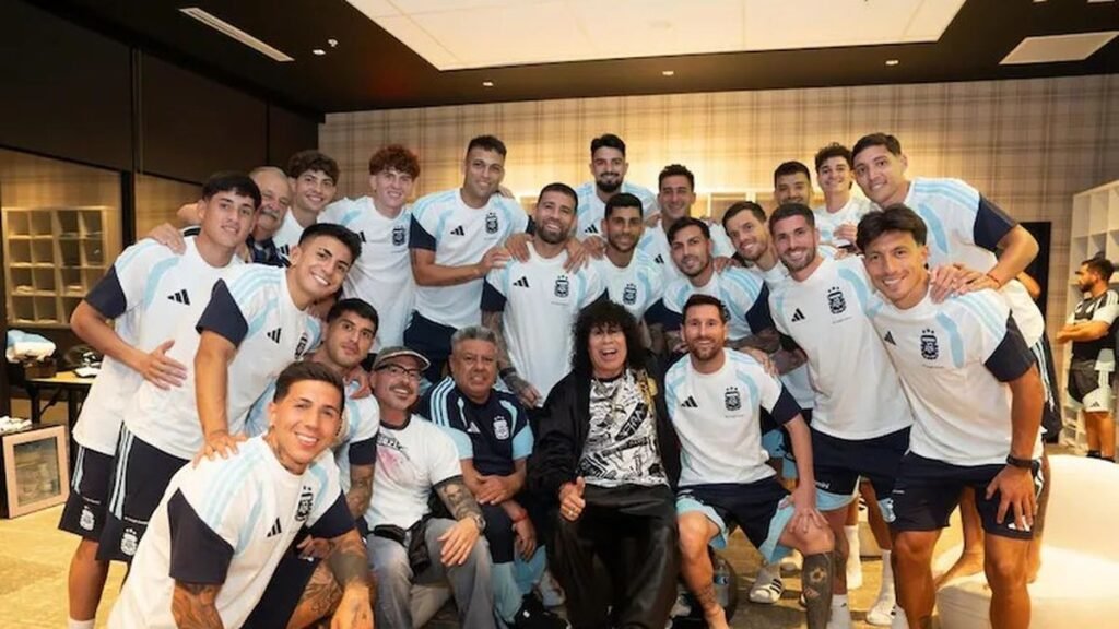 La Mona Jiménez visitó a la Selección y revolucionó la concentración: fotos, abrazos y charla con los futbolistas