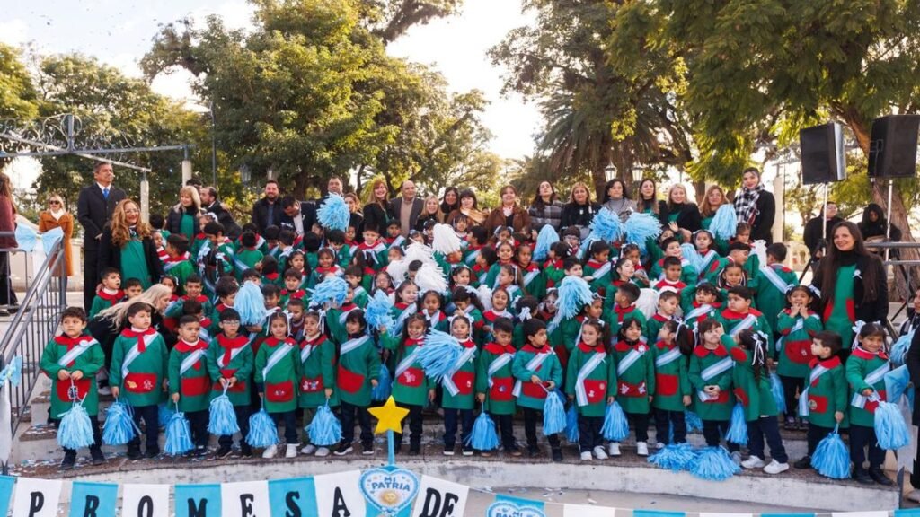 Más de 150 niños realizaron su promesa de amor a la Bandera