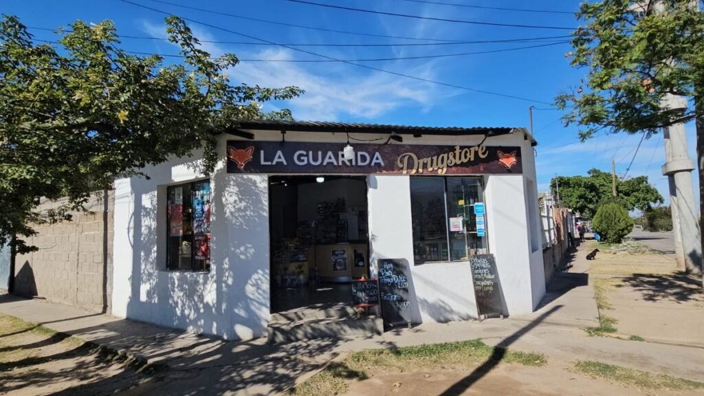 Destrozaron la vidriera de un comercio y escaparon con mercadería Destrozaron la vidriera de un comercio y escaparon con mercadería