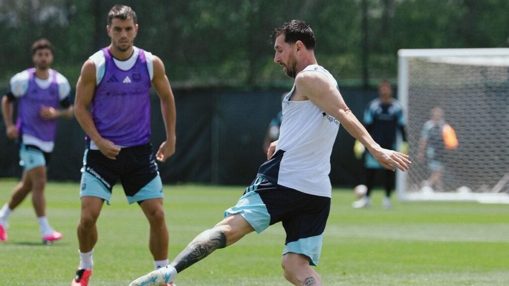 Scaloni entrenó con los 26 convocados a disposición