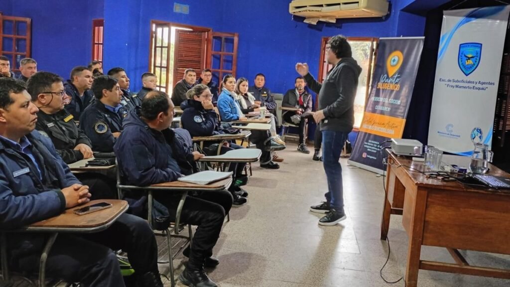 Salugénica capacitó a policías en ascenso