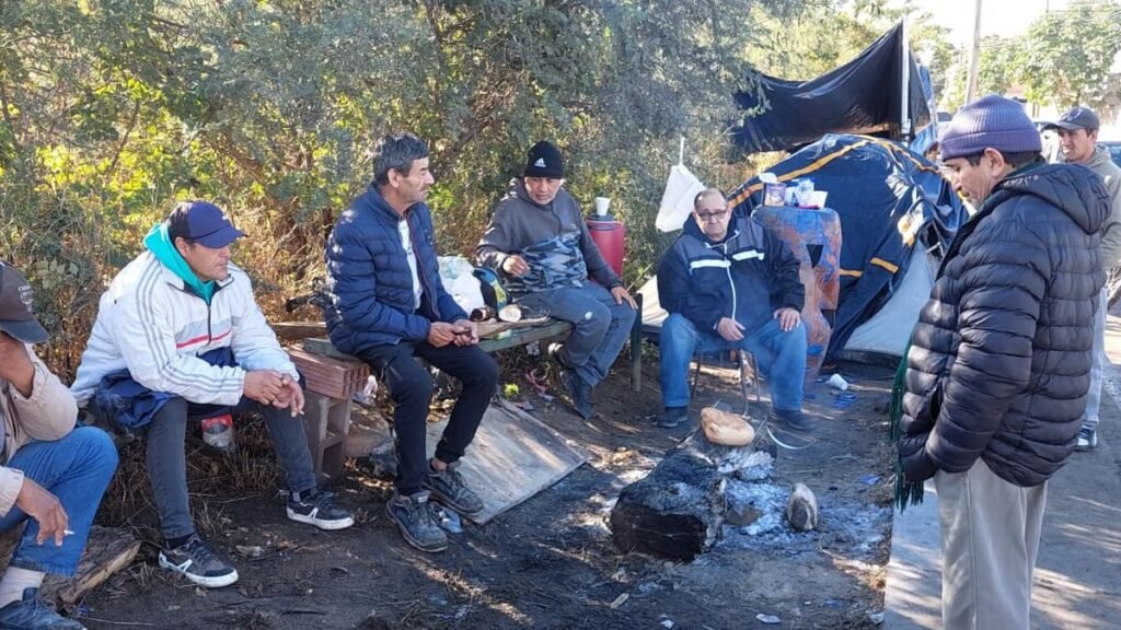 Sigue la protesta del SOEM: trabajadores pasaron la noche acampando y esperan respuestas