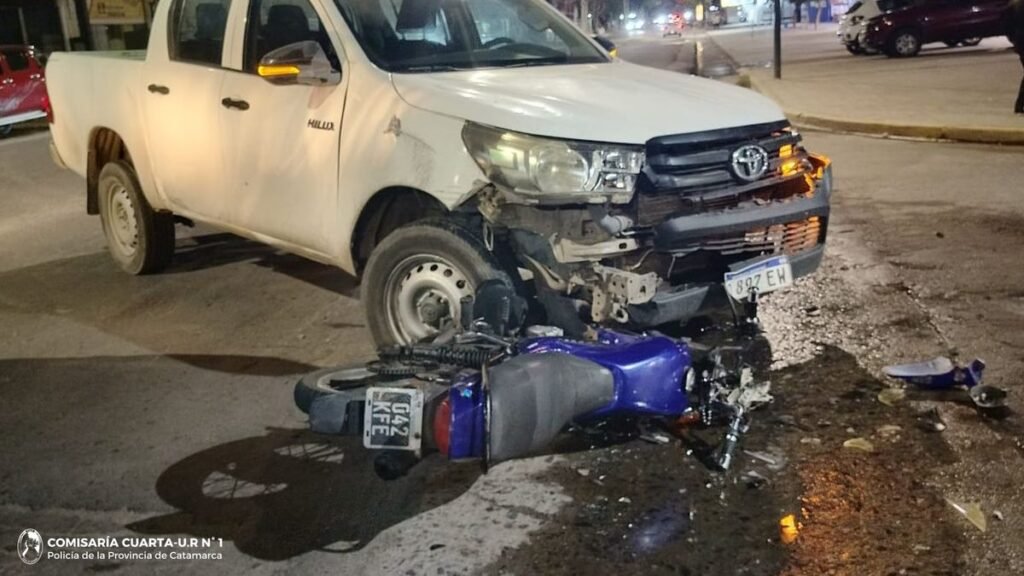 Un adolescente resultó herido tras chocar con una camioneta en avenida Virgen del Valle Un adolescente resultó herido tras chocar con una camioneta en avenida Virgen del Valle