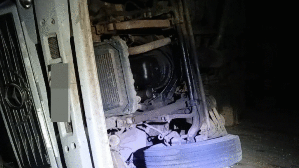 Un camión de Catamarca volcó cerca de la capital riojana y su conductor resultó herido