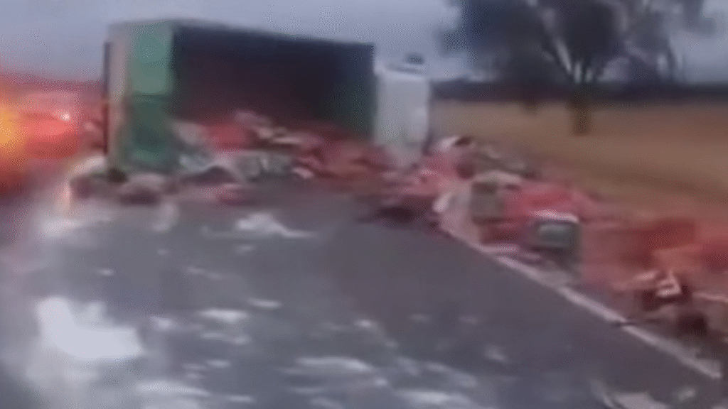 Comerciante catamarqueño pidió ayuda tras perder toda la carga de verduras en un vuelco en La Rioja