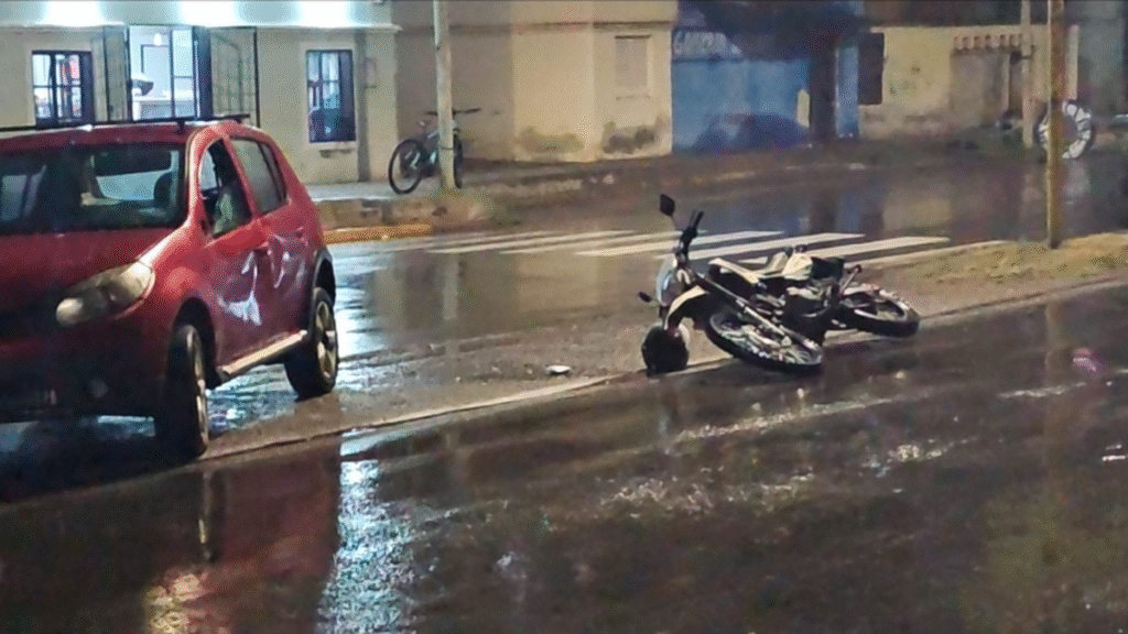 Una seguidilla de accidentes viales dejó varios heridos y un conductor prófugo en la Capital Una seguidilla de accidentes viales dejó varios heridos y un conductor prófugo en la Capital