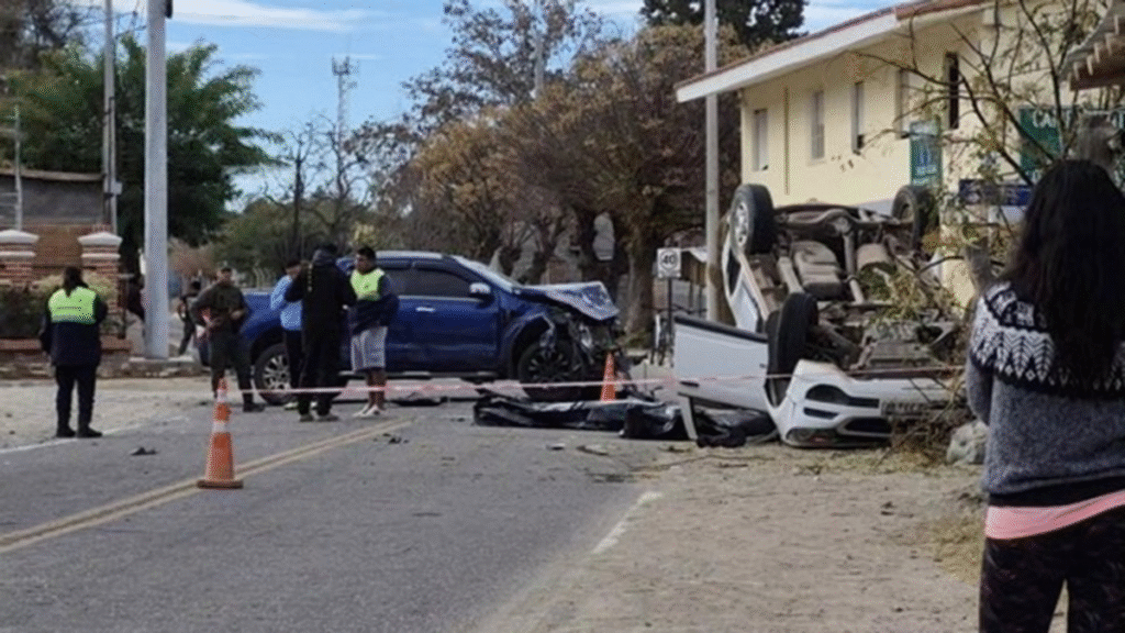 Dos personas murieron tras una persecución y choque de camionetas en Tucumán Dos personas murieron tras una persecución y choque de camionetas en Tucumán