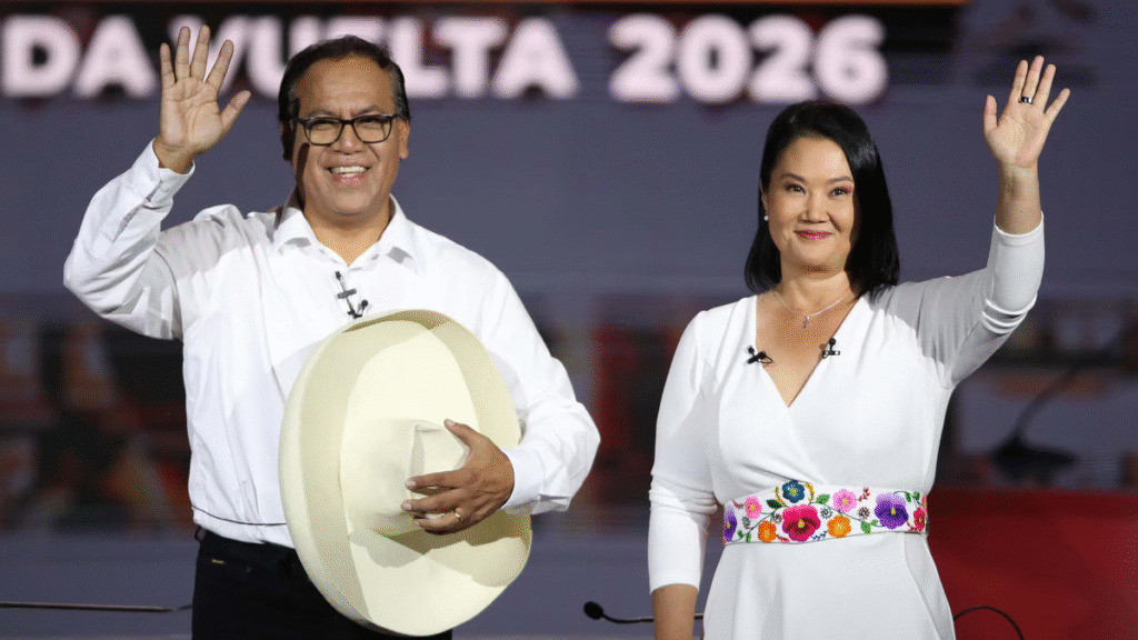 Perú vota entre dos modelos de país en un balotaje de final abierto