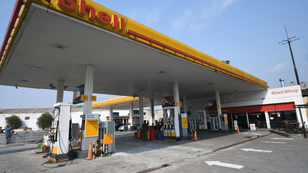 Shell vendió 894 estaciones de servicio a un grupo inversor que preside Manzano